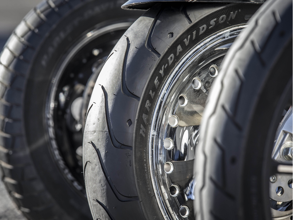Primer plano de llantas y rines de motocicleta Harley-Davidson