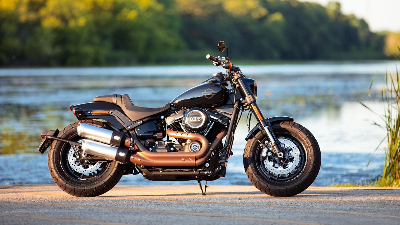 水辺に駐車されているFAT BOB