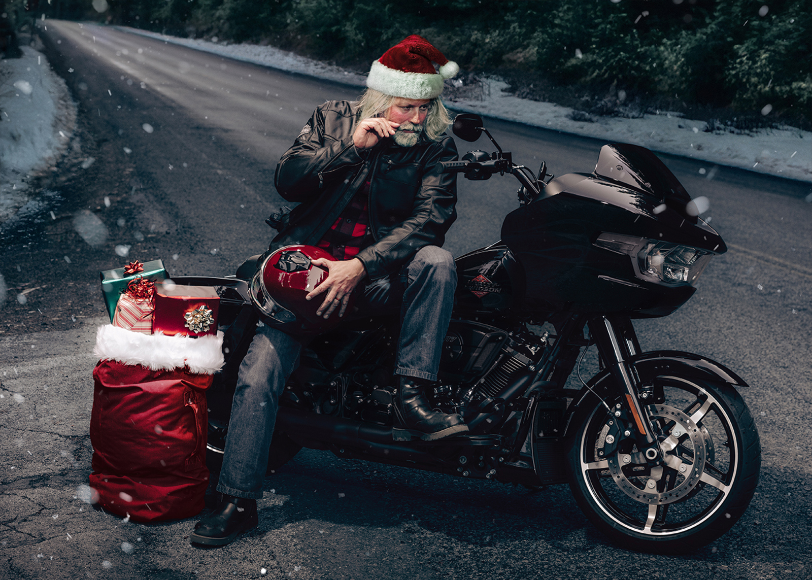 Santa Claus auf einem geparkten Motorrad