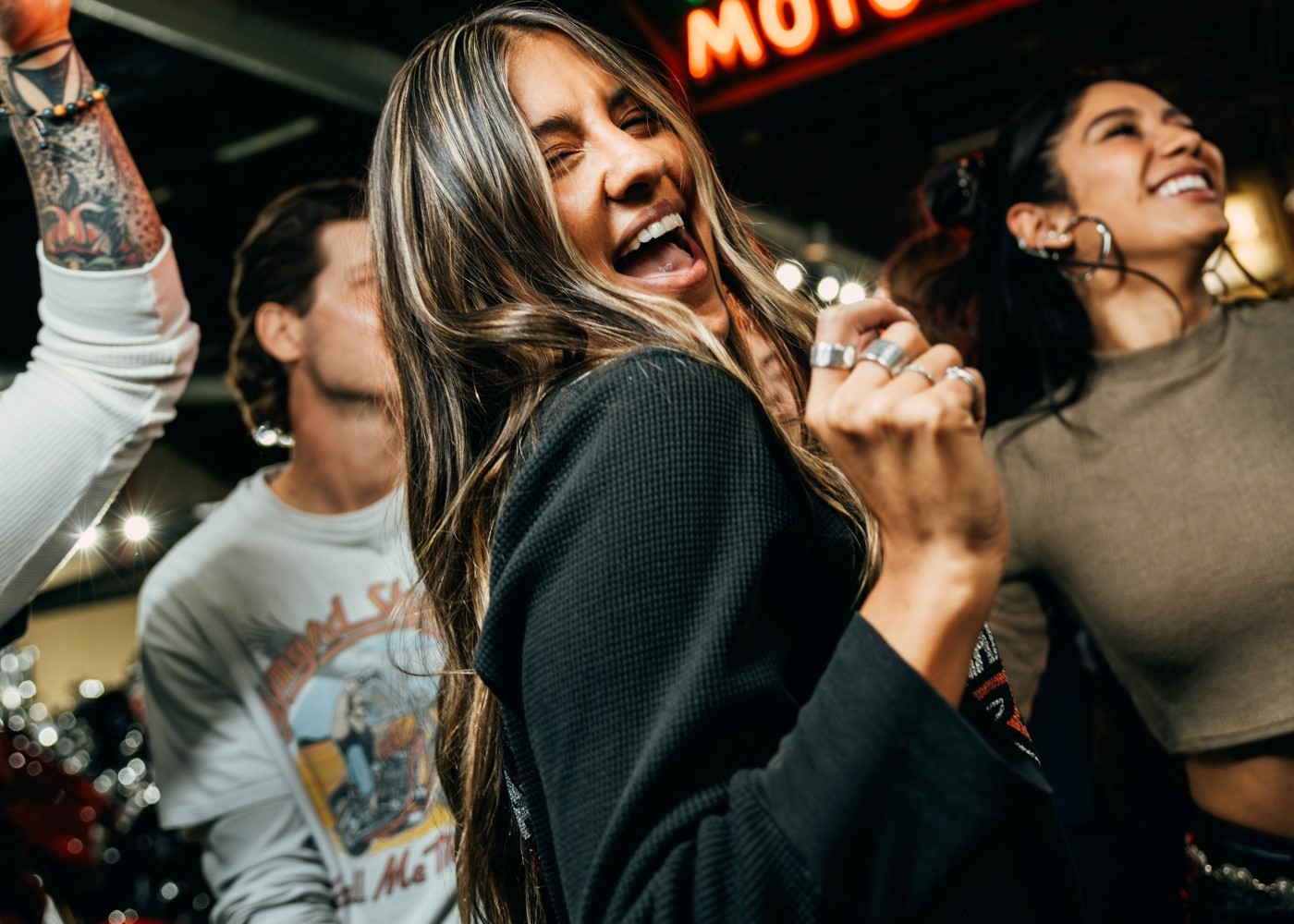 Gruppo di amici che balla e festeggia a un evento delle Harley Nights.