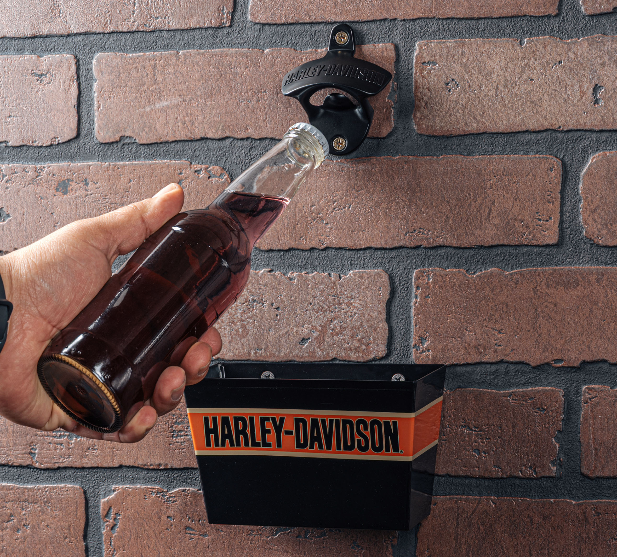 HARLEY-DAVIDSON　壁掛けボトルオープナー 98122-26LX_ALT02.jpg