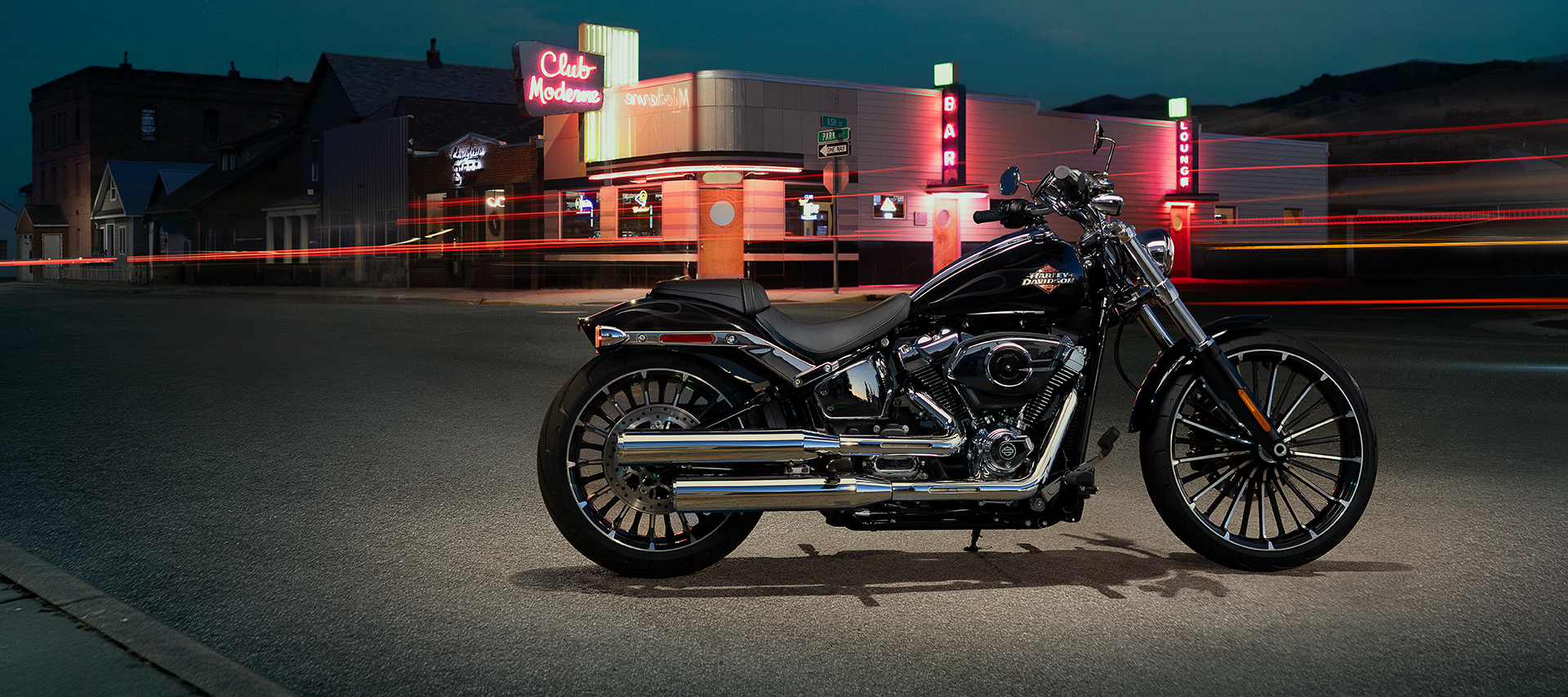 2025 Breakout Motorcycle Beauty Shot