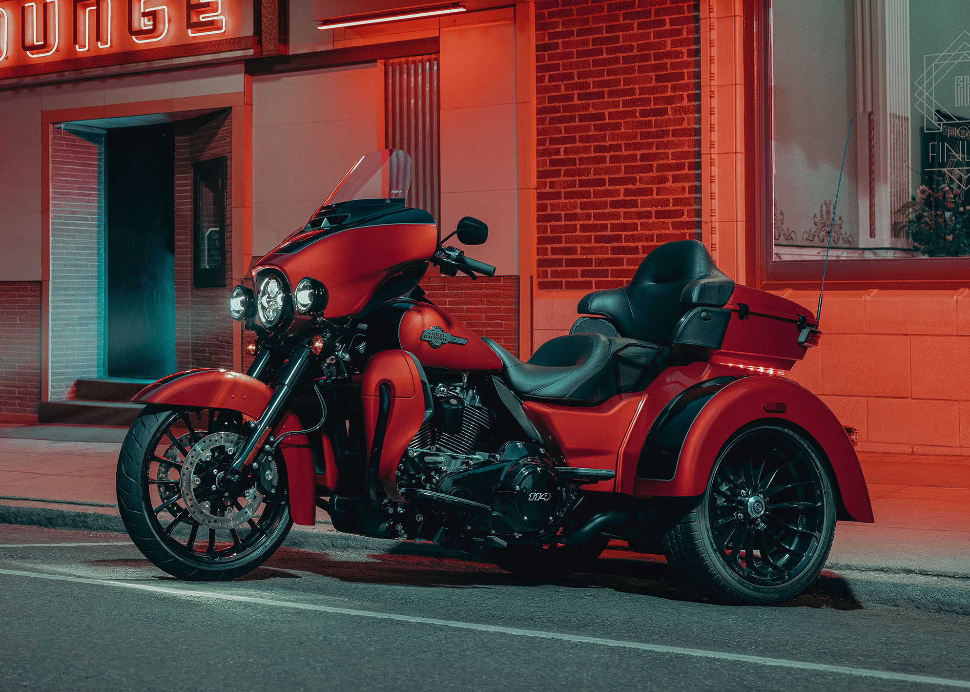 2025 Tri Glide Ultra Motorcycle Beauty shot