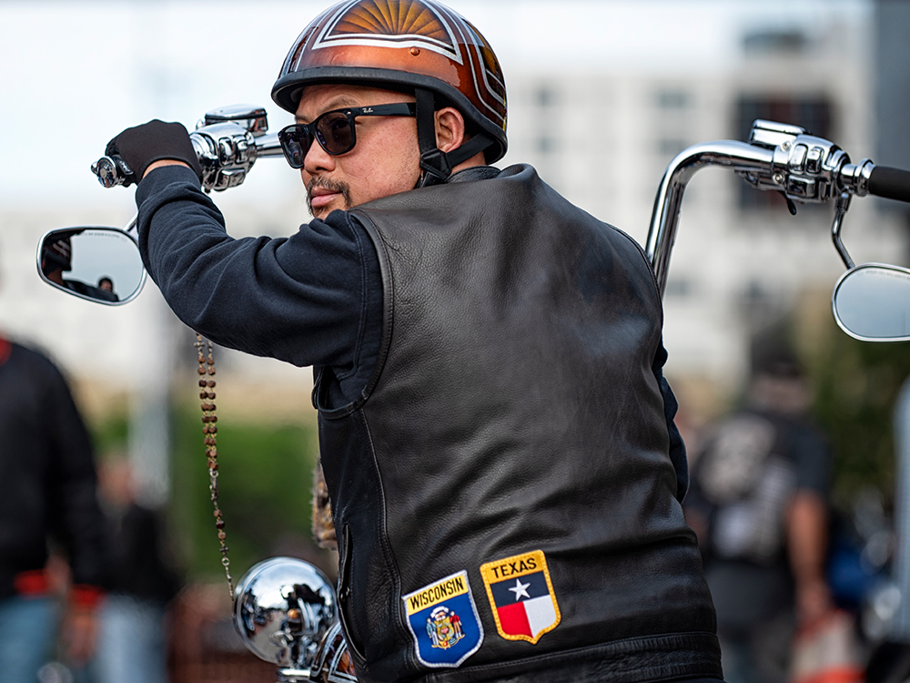 カスタムバイクに乗るライダー、背の高いハンドルバー付き
