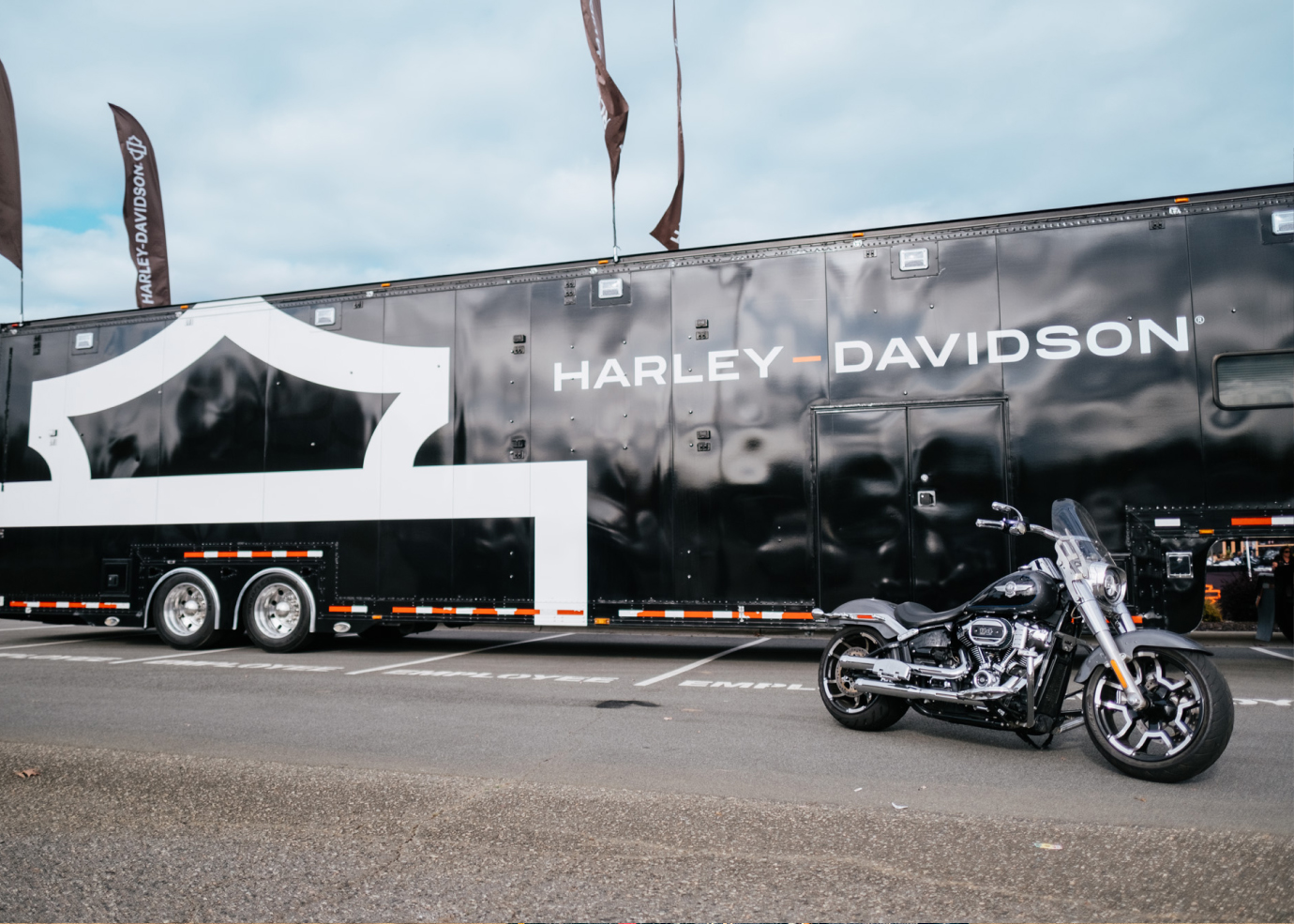 セミトレーラー ハーレーダビッドソンのロゴ バイク