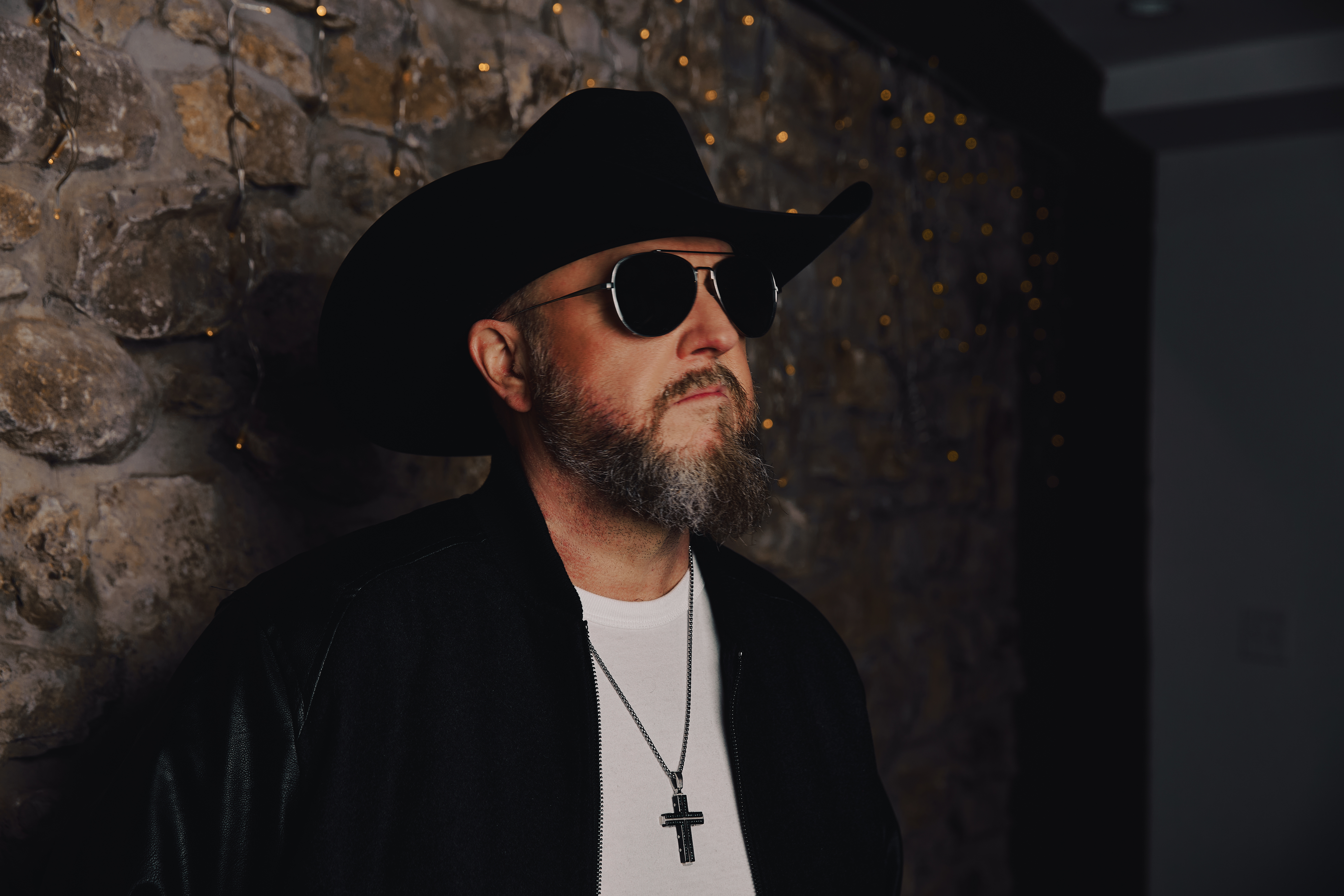 暗い背景を背にしたColt Fordのプロモーション用ポートレート