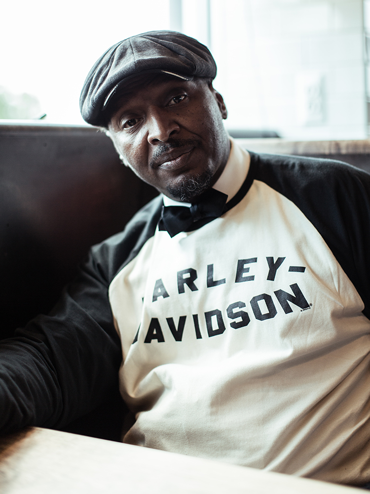 Man som bär Harley-Davidson-tröja