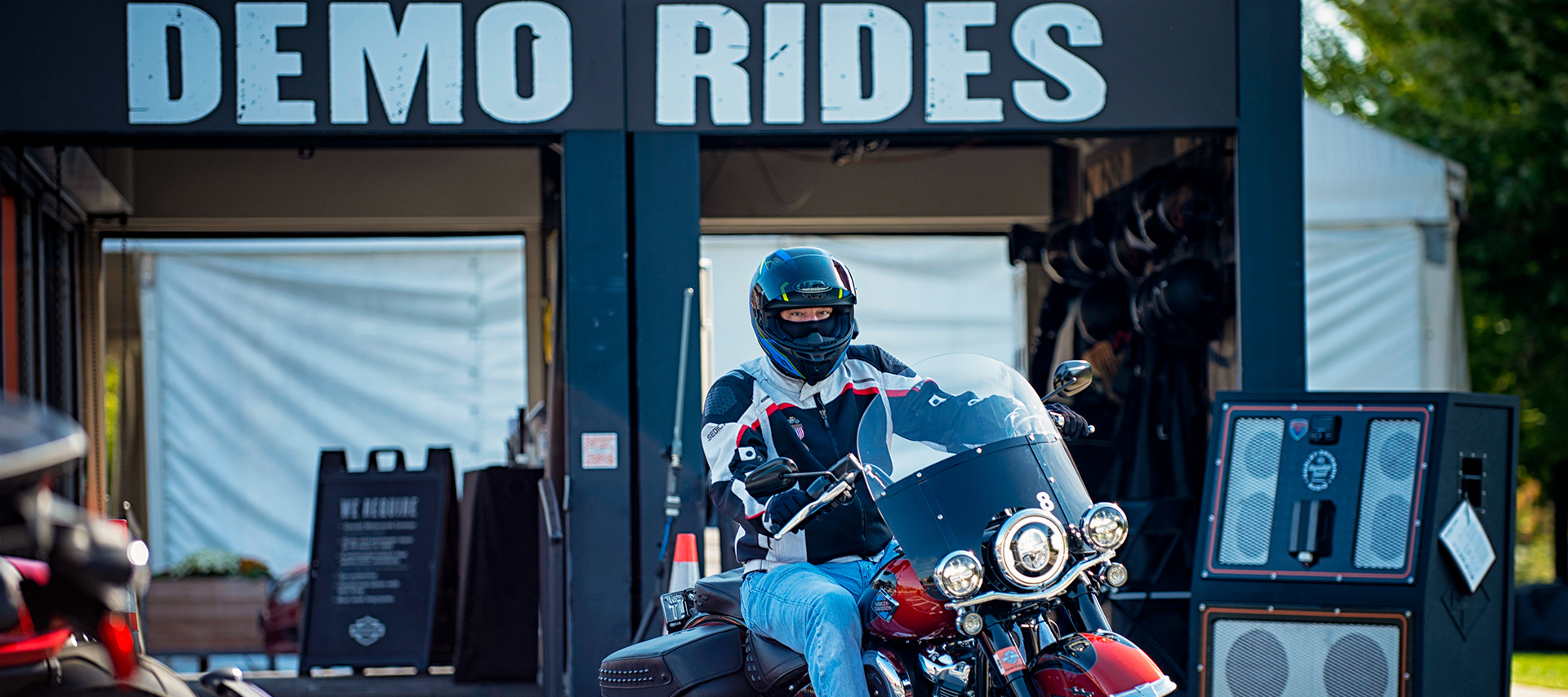 ハーレーダビッドソンのモーターサイクルに乗るライダー、試乗ブースにて