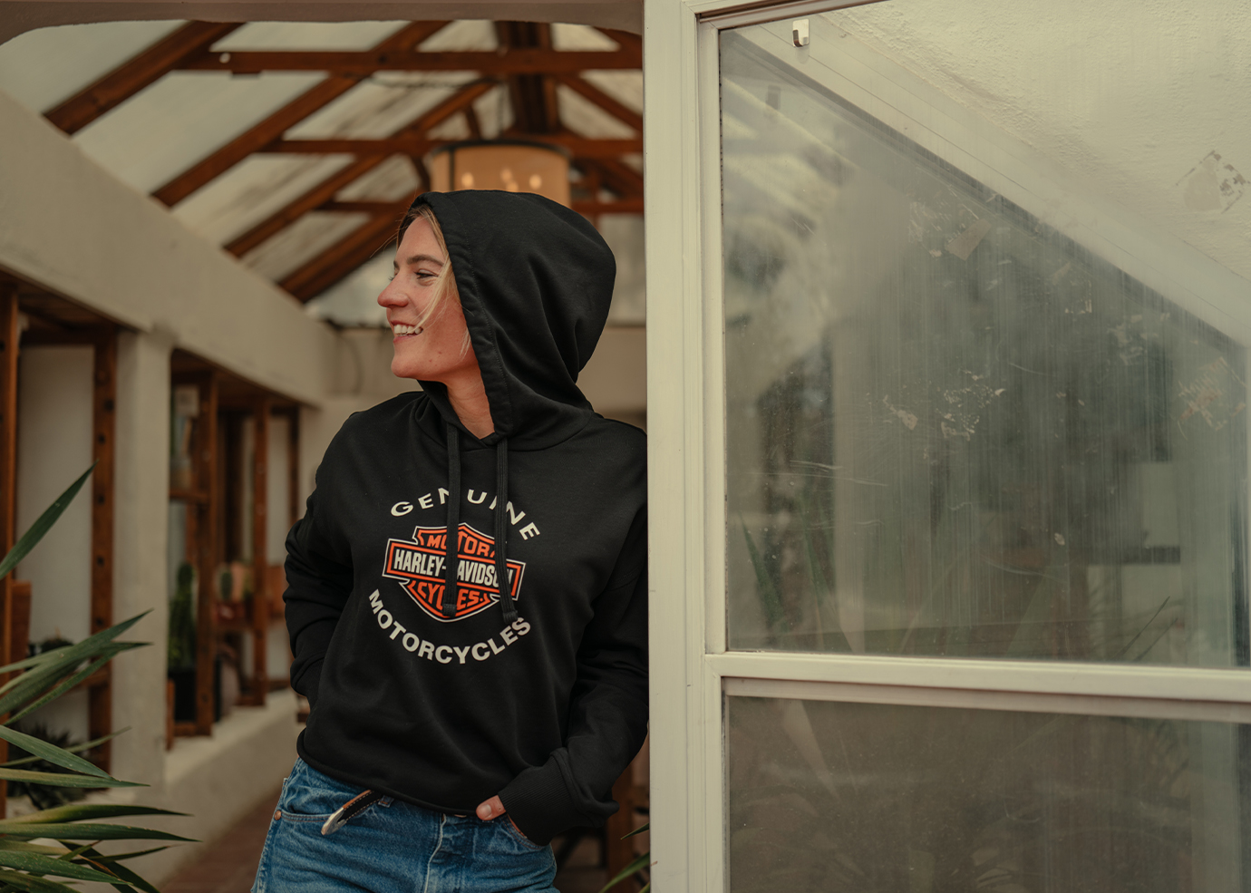 Pessoa de moletom HD encostada à parede